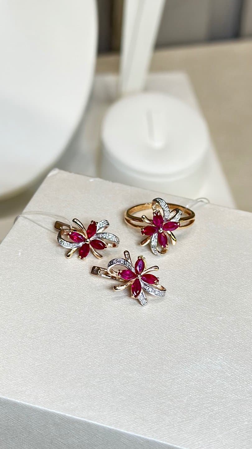 Серьги из красного золота с бриллиантом